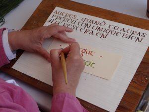 Dame Héloïse utilise l'écriture onciale