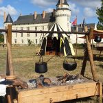 mais maintenant, on a notre table à feu, fabriquée par nos soins
