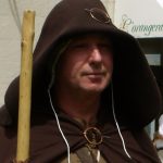 Yvain aime endosser le costume de pélerin pour conter