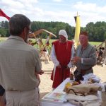 tel les menestrels au XIIè siècle, Yvain aime aller au devant des visiteurs pour raconter et expliquer la vie de cette époque