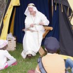 Dame Mathilde conte aux enfants des histoires d'autrefois