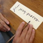 Dame Amiria utilise l'écriture caroline