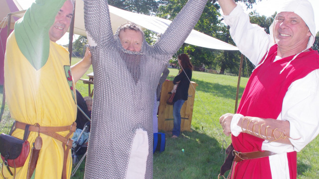 chacun veut essayer la cotte de mailles !