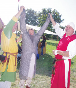 chacun veut essayer la cotte de mailles !