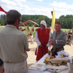 tel les menestrels au XIIè siècle, Yvain aime aller au devant des visiteurs pour raconter et expliquer la vie de cette époque